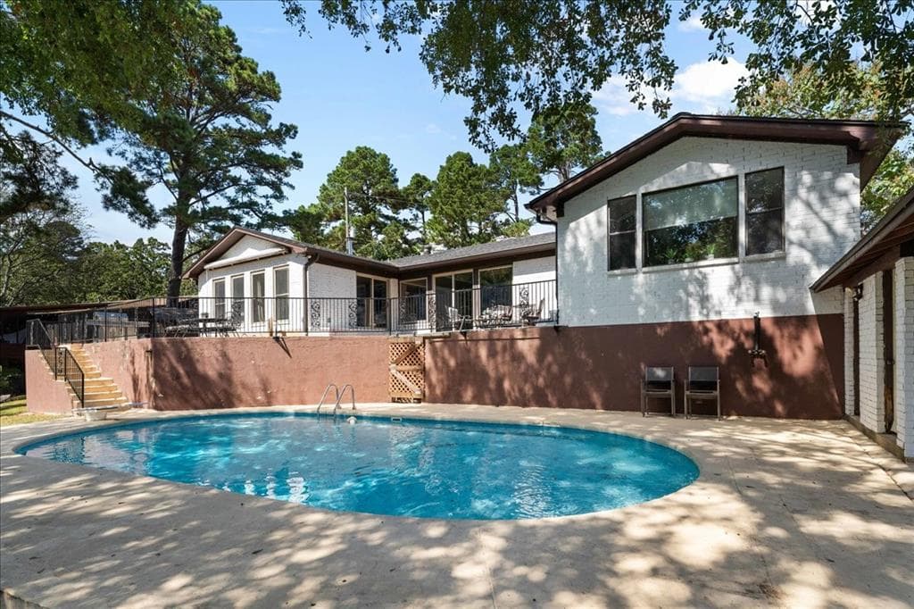 2002 W Lake Dr