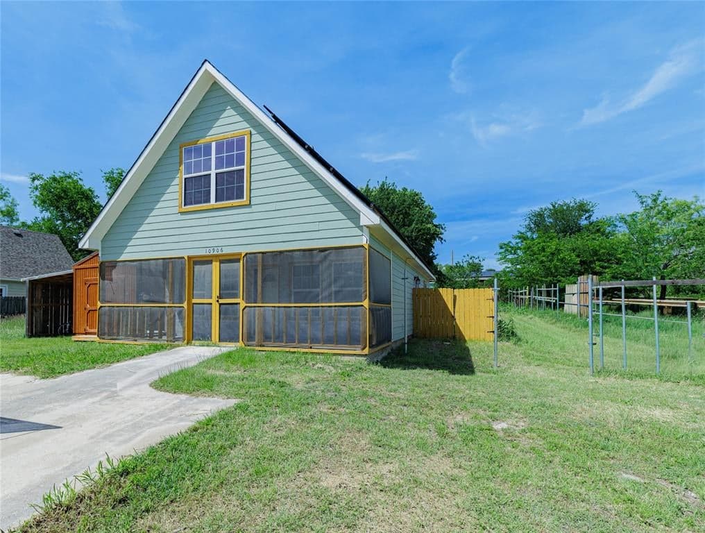 10906 Shady Oaks Dr