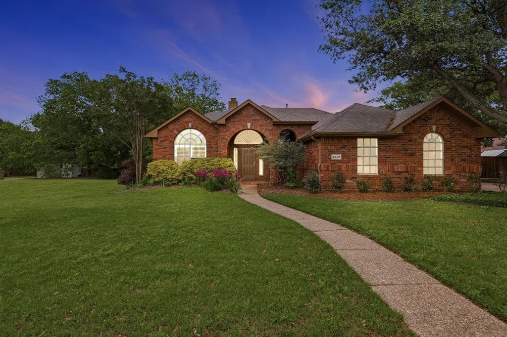 2402 Ravinia Dr