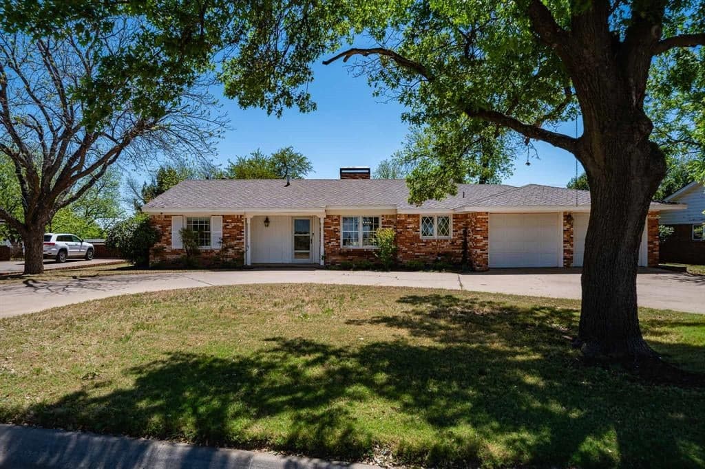 1902 Country Club Dr