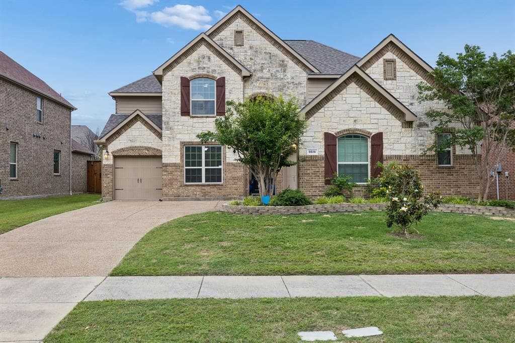 9519 Amberwoods Ln