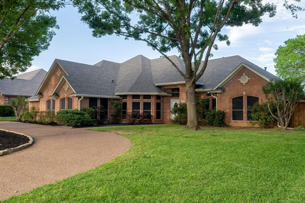 5709 Hidden Oaks Dr