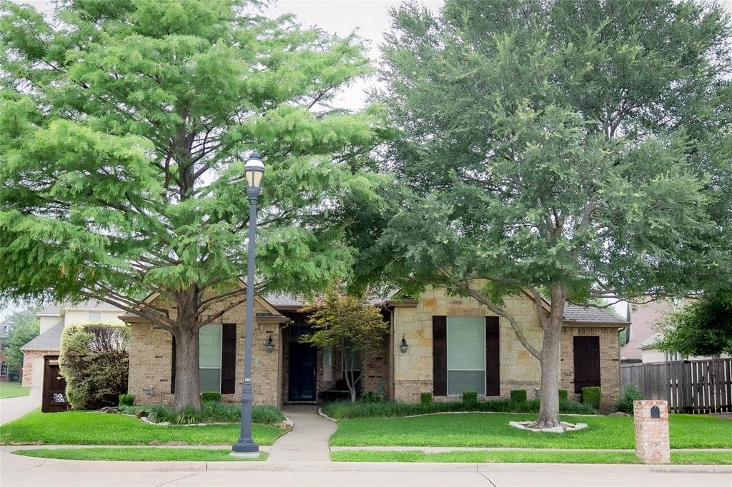 1212 Surrey Ln
