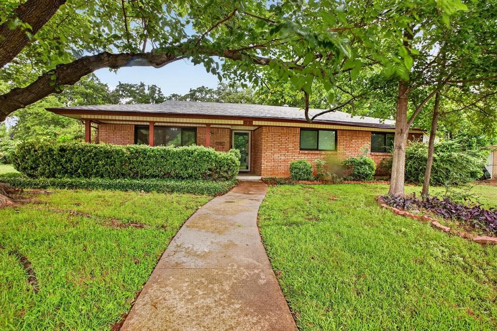 628 W Redbud Dr