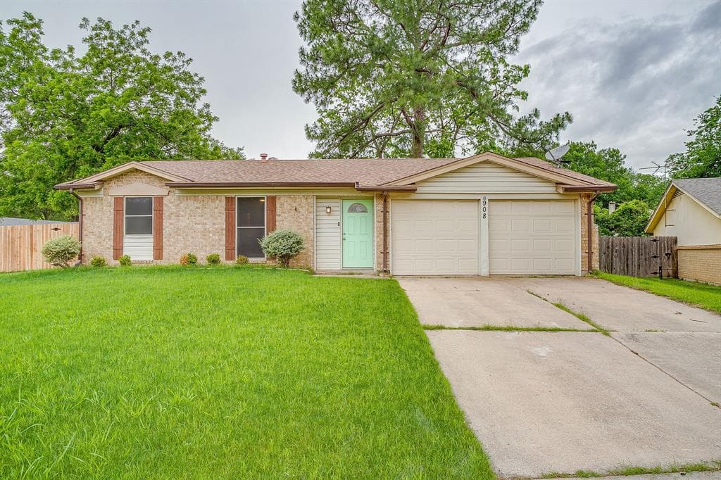 908 Skylark Dr