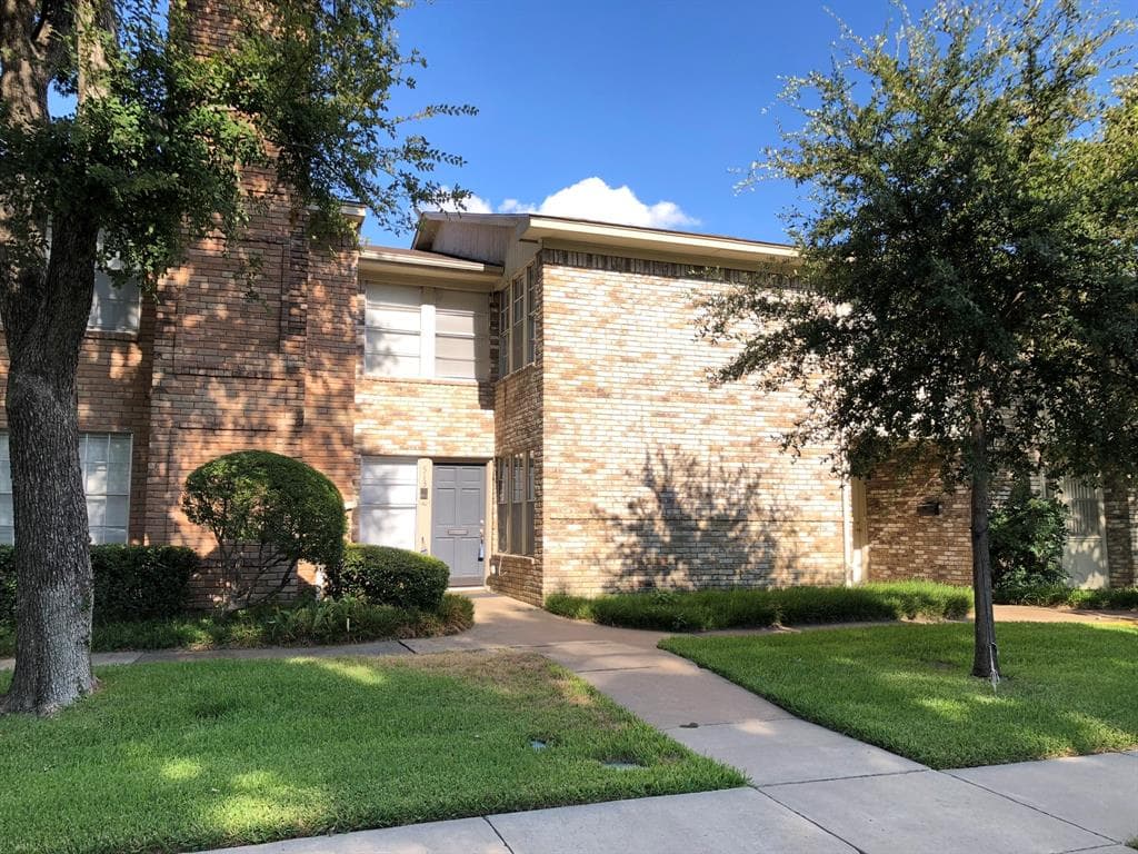 513 Towne House Ln