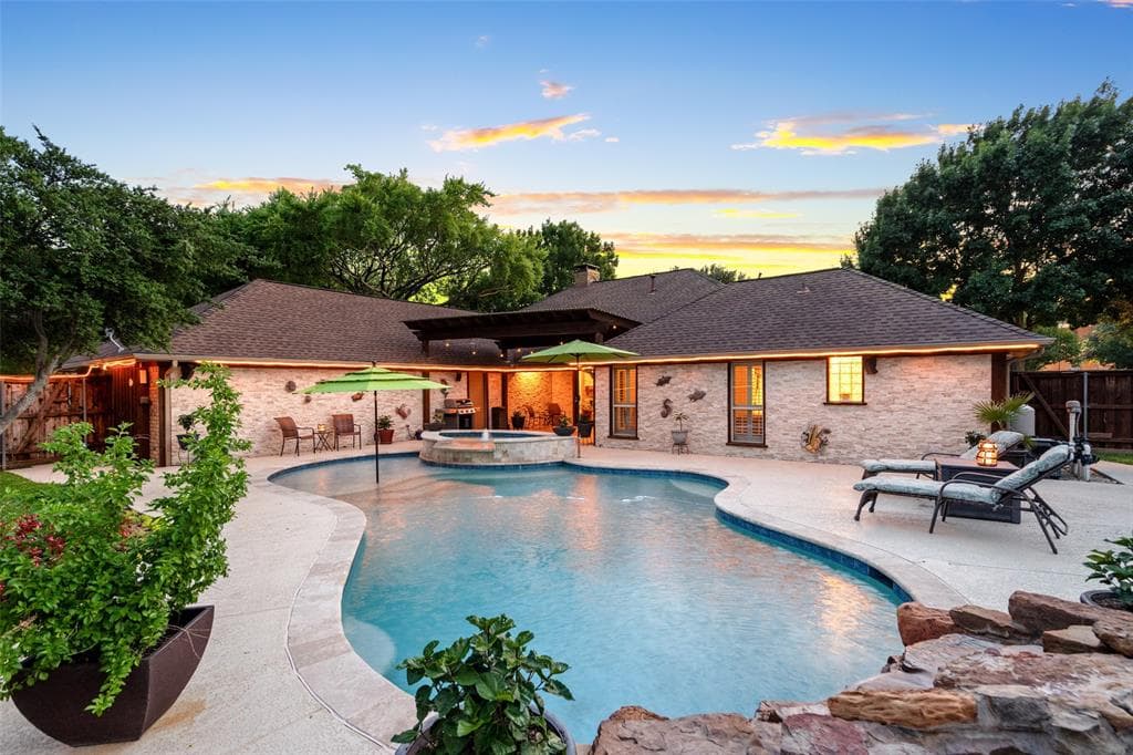 400 Hunters Ridge Cir