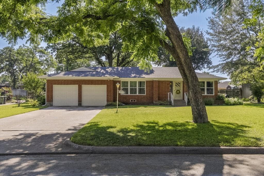 1905 Thomas Pl