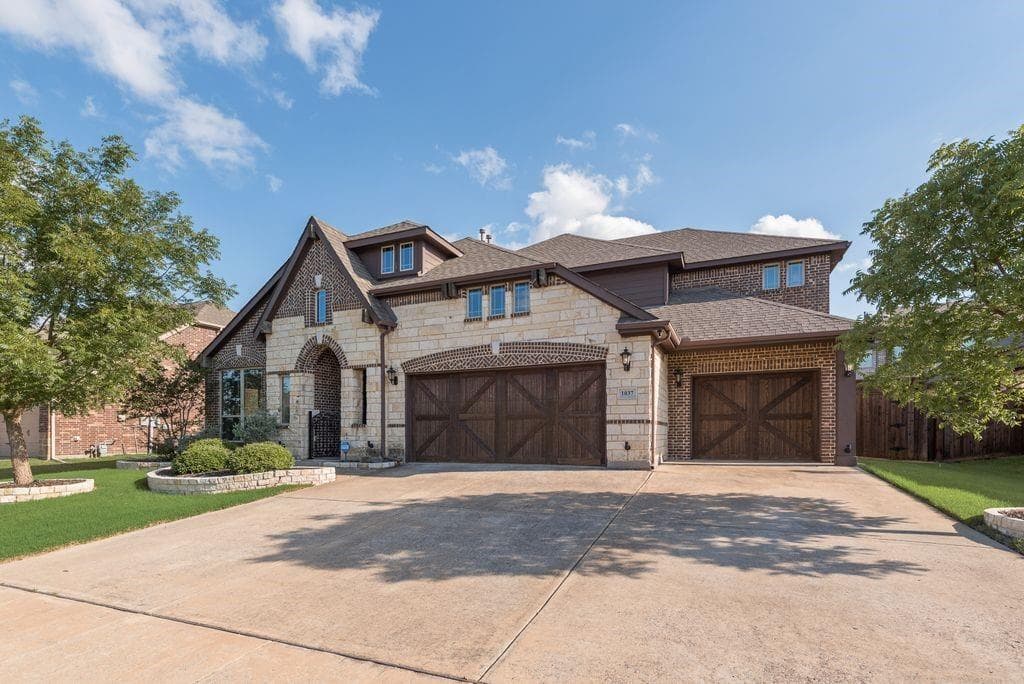 1037 Canterbury Ln