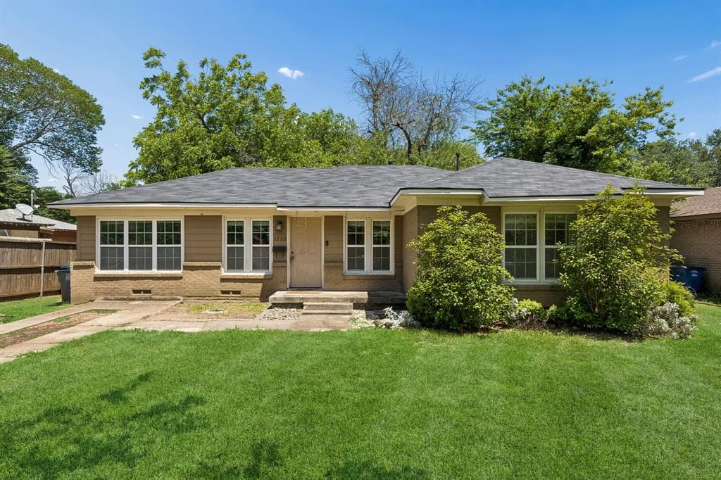3228 E Perryton Dr