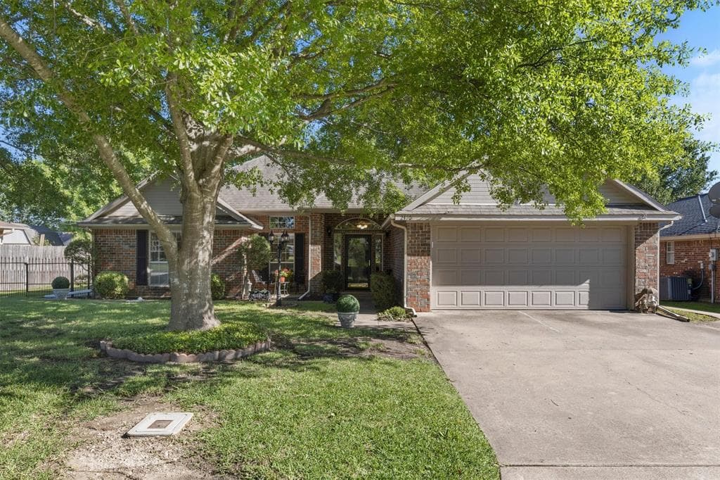 2410 Christi Ln