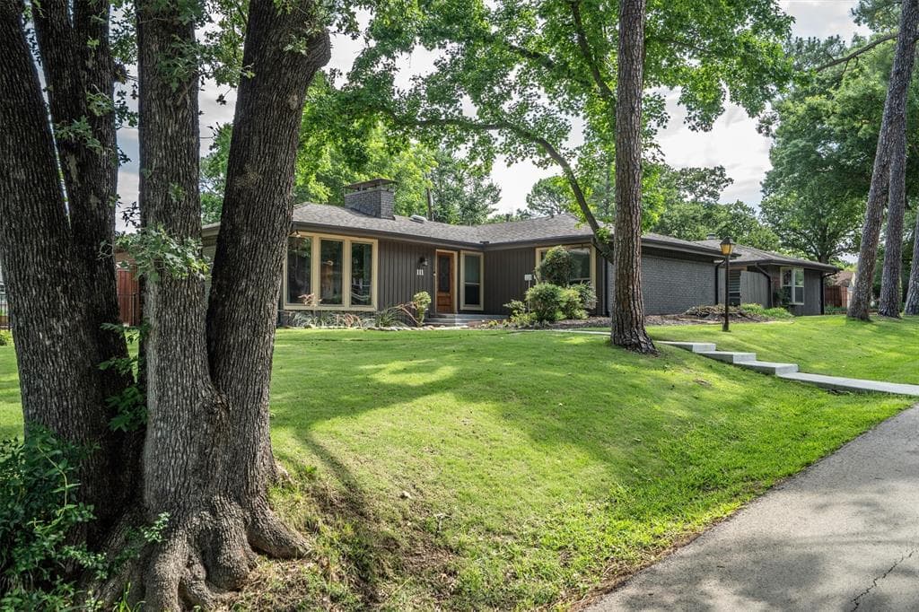 111 N Clearwater Dr