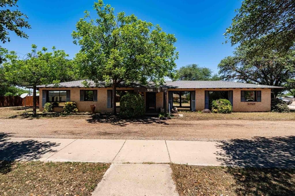 514 W Lake Dr