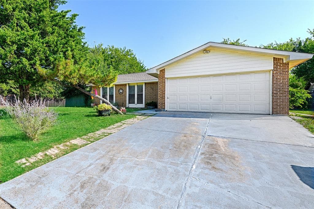 1901 Angelina Dr