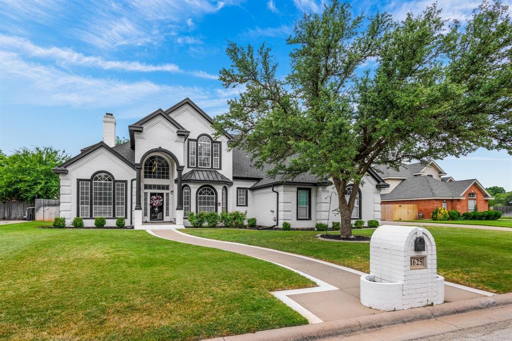 1625 Lakeshore Dr