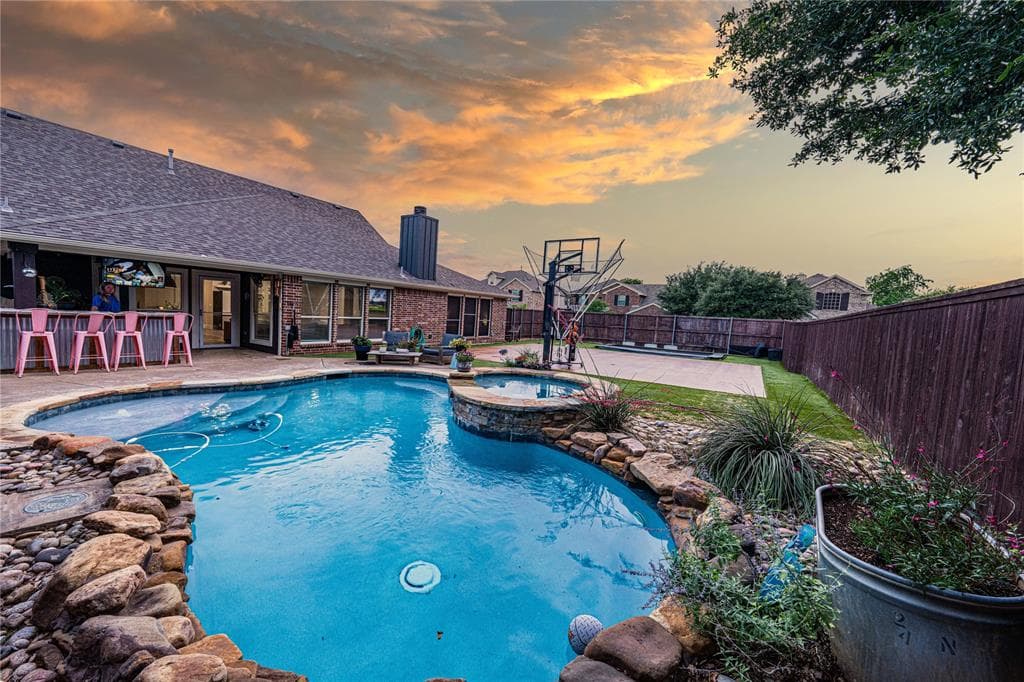 1300 Tidwell Ln