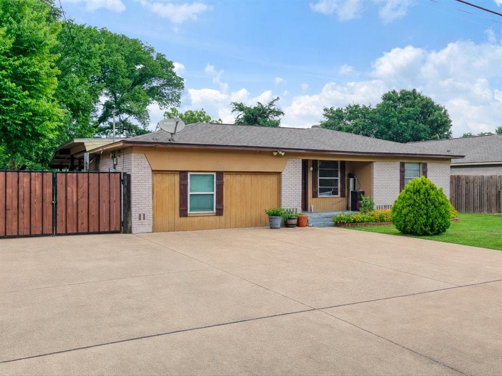 13013 Mitchell Dr