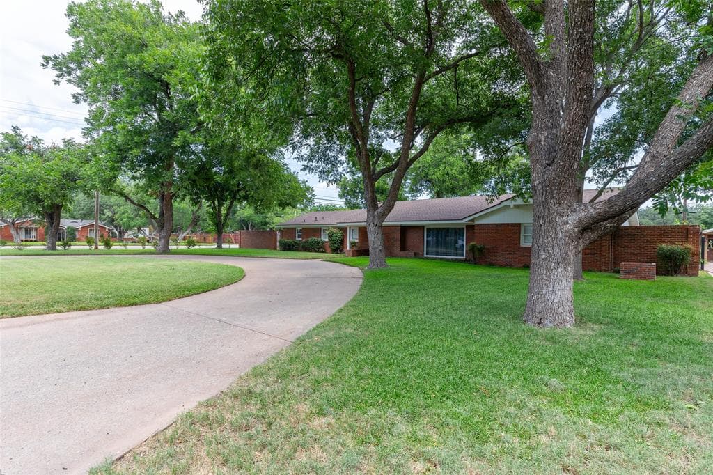 1401 Woodridge Dr