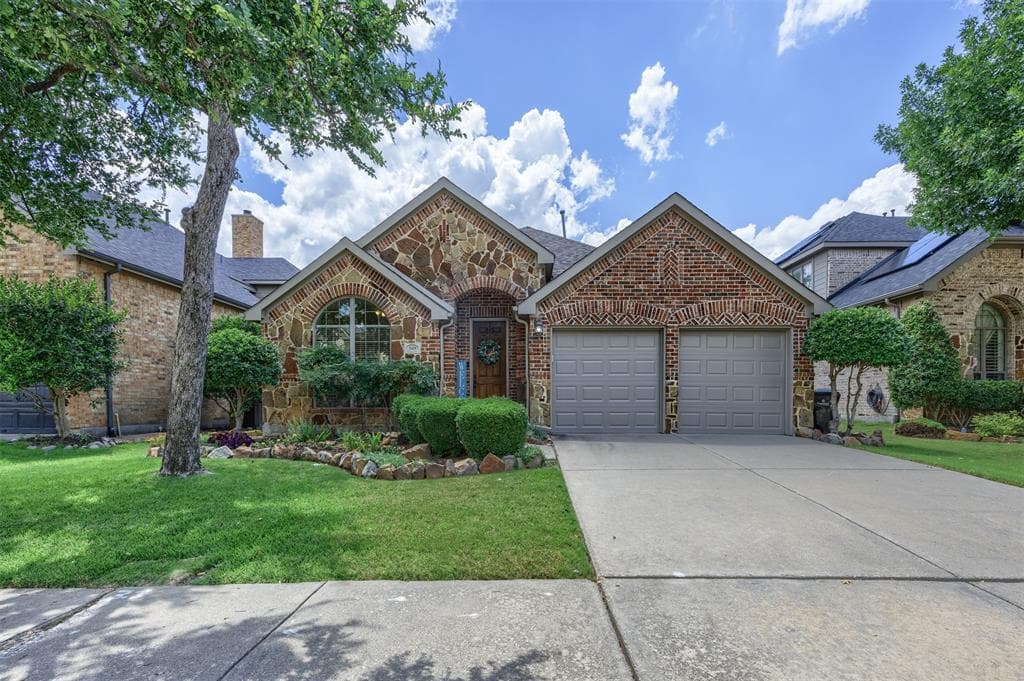 11439 Balcones Dr