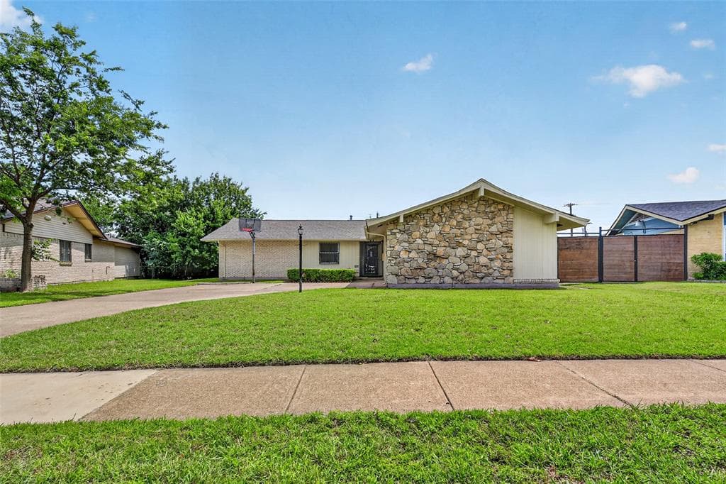 1744 Gross Rd