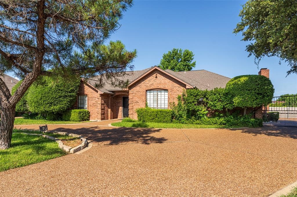 7454 Queensbury Cir