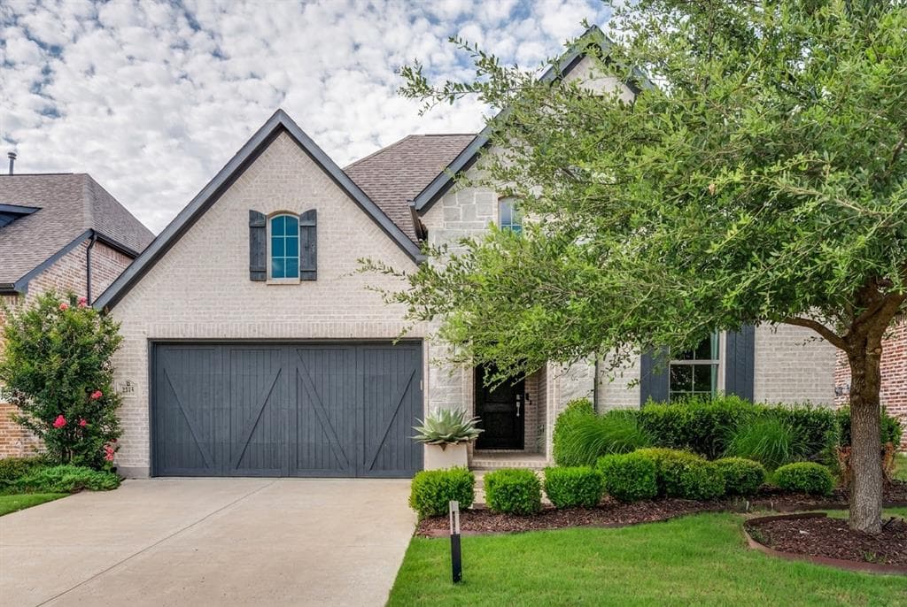 2213 Leslie Ln