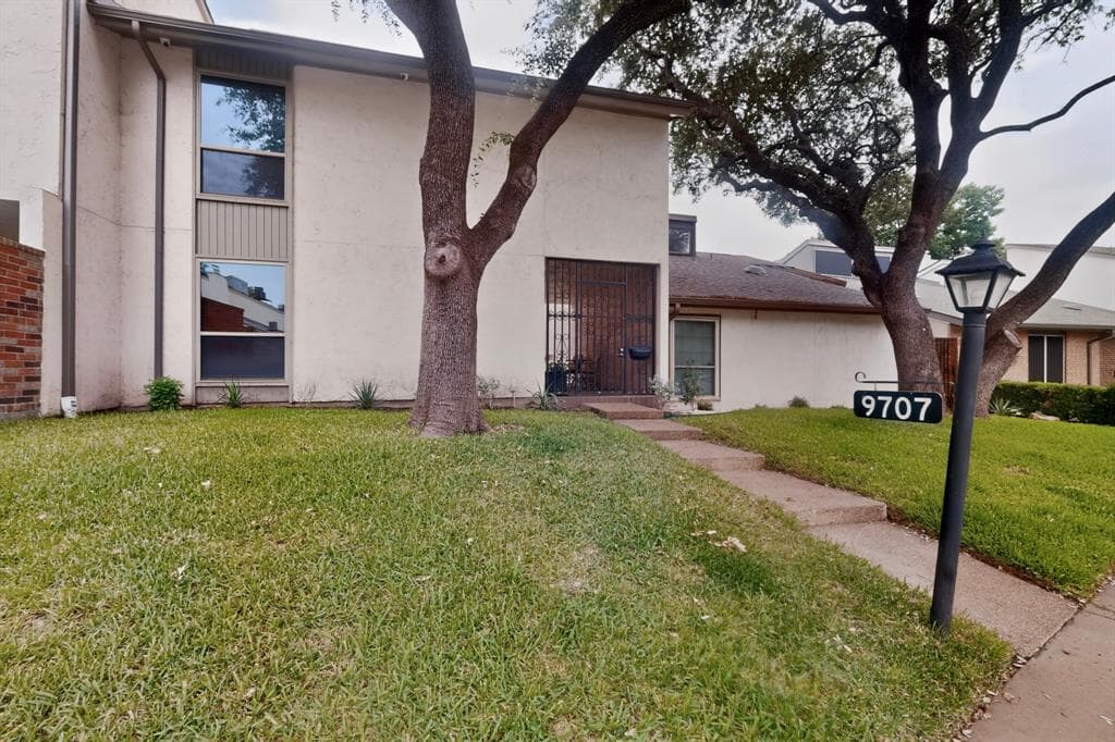 9707 Smokefeather Ln
