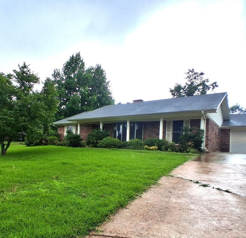 901 Bluebird Ln