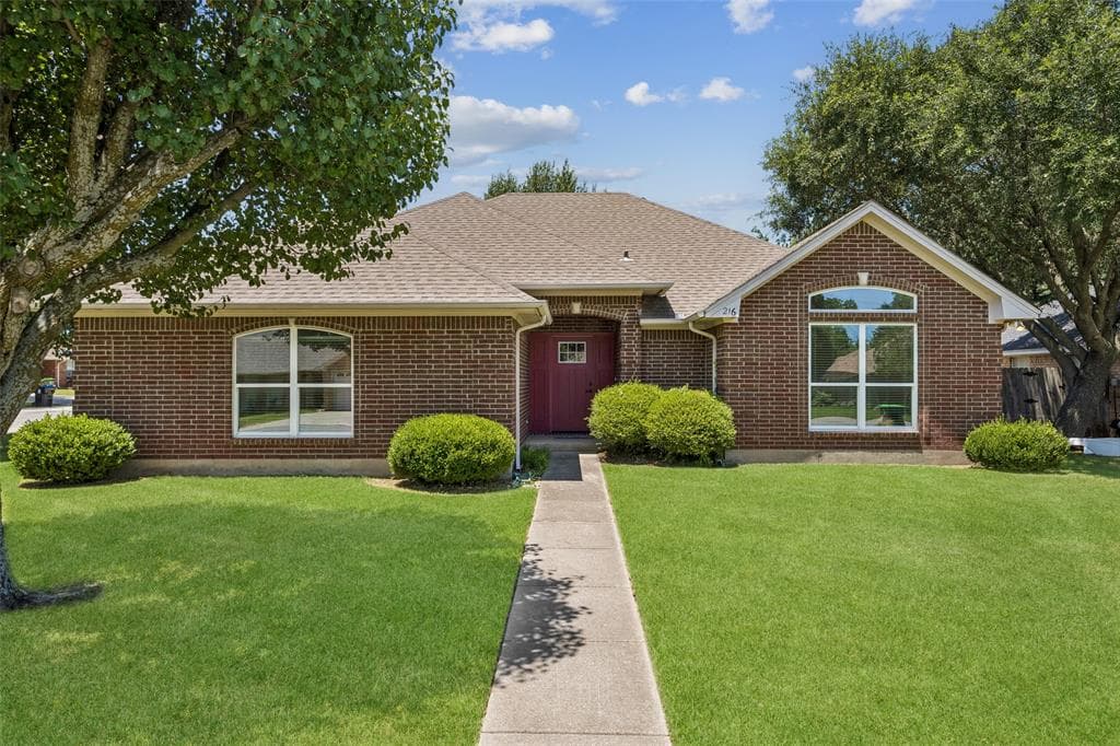 216 Point Cir