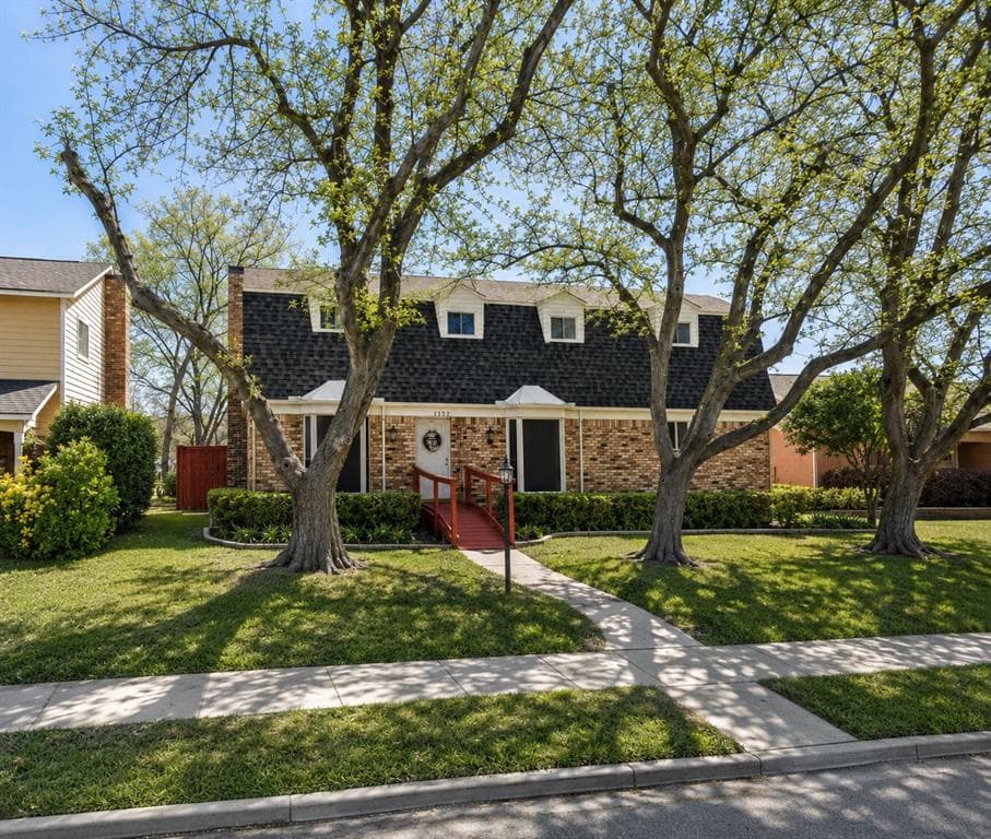 1122 Doss Dr