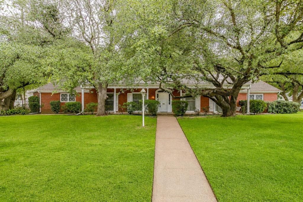411 S Waco St