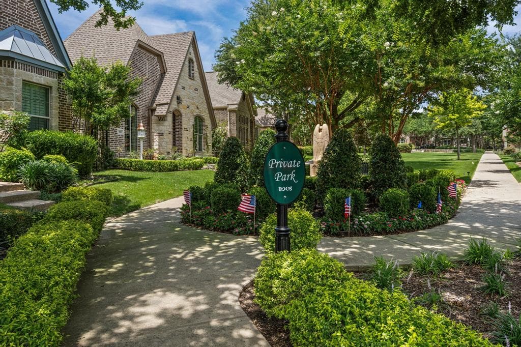 825 Cloister Way