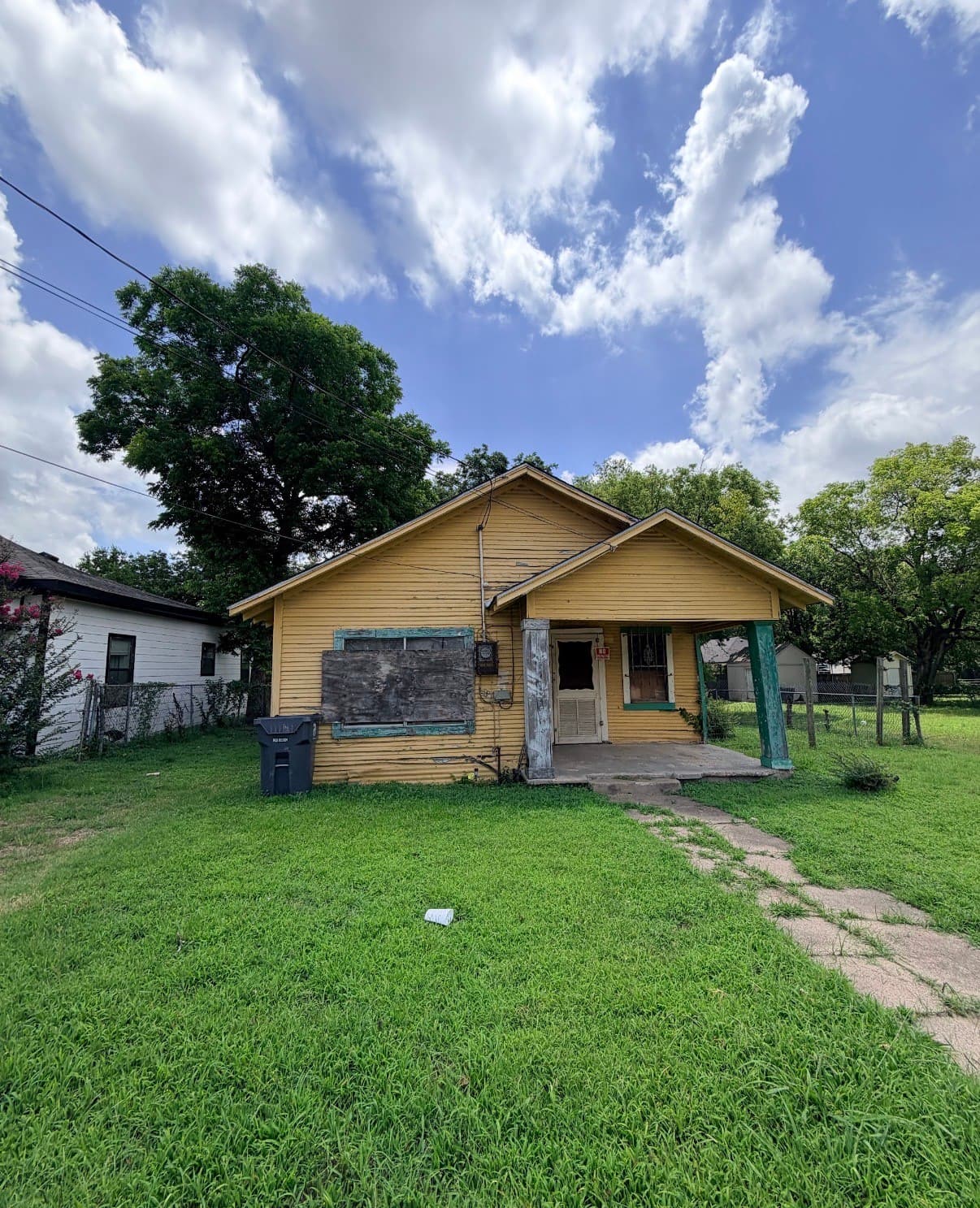 3906 Metropolitan Ave