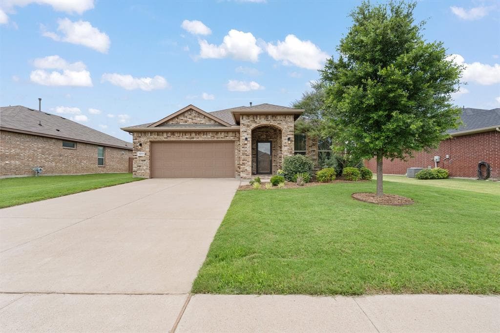 1211 Larkspur Ln