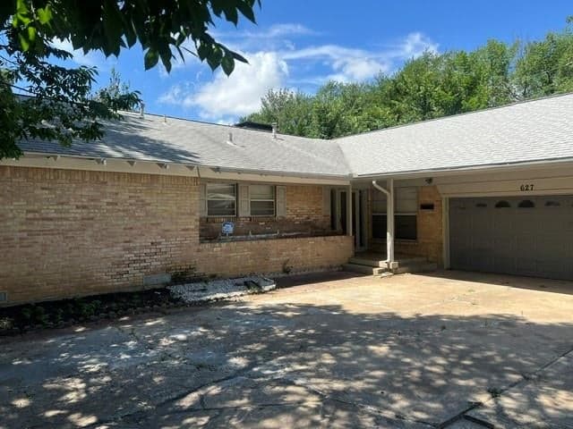 627 Kingston Dr
