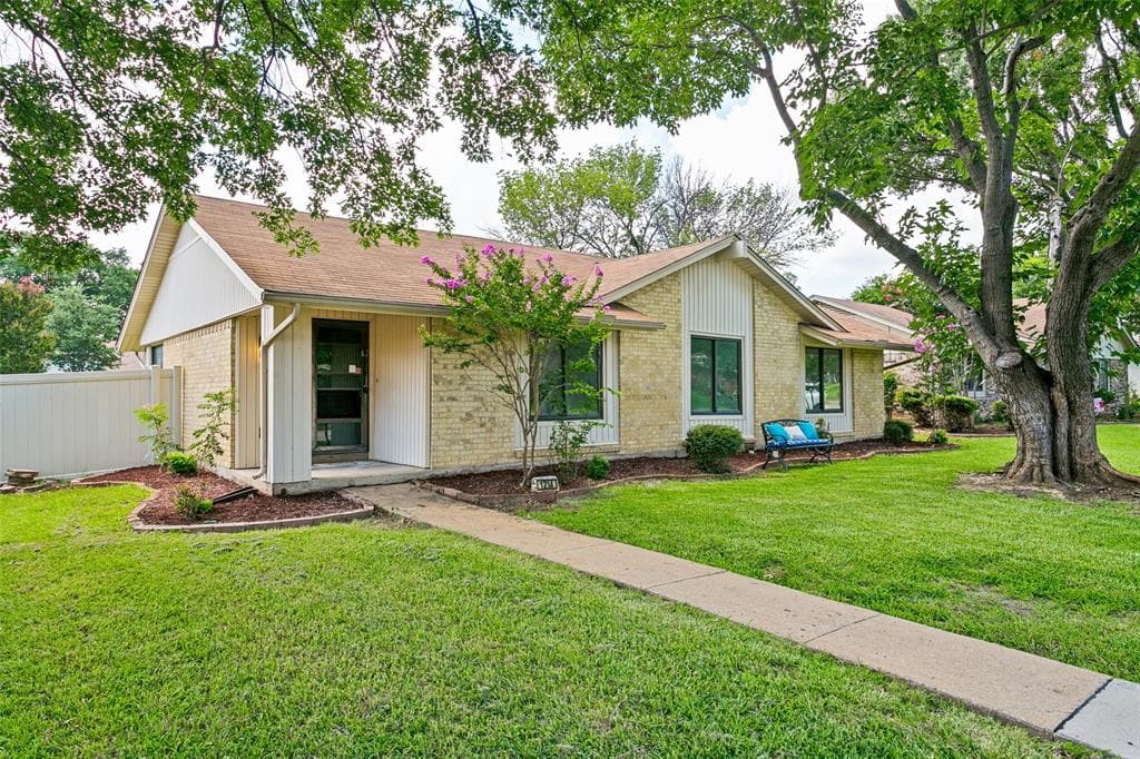 1214 Valencia Ln