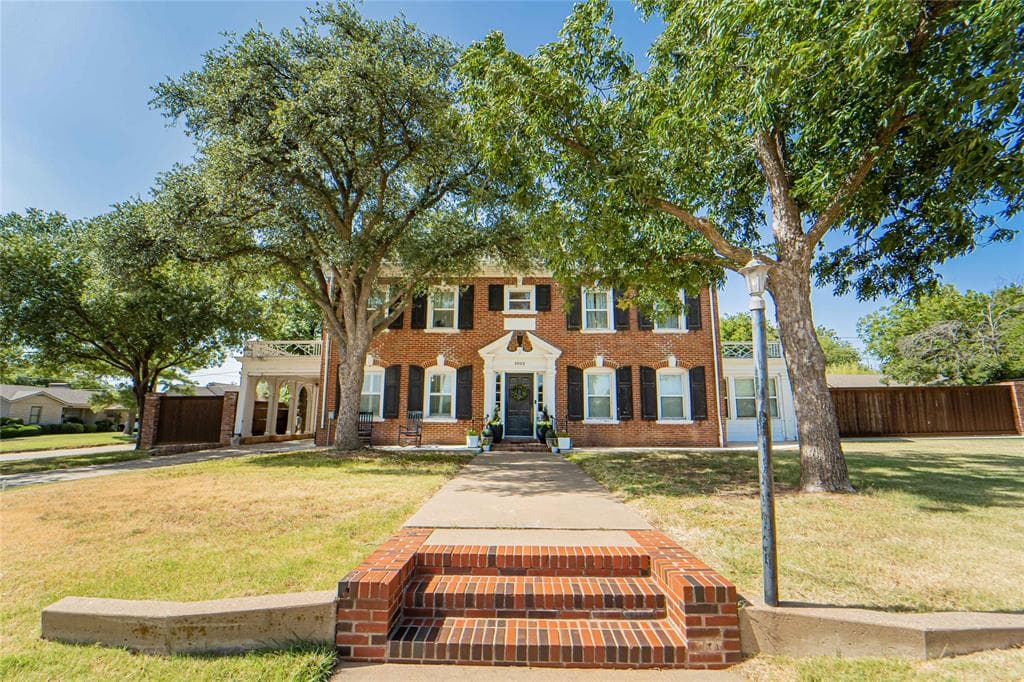 1002 E Lindsey St