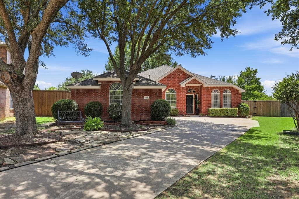 203 Applewood Ct