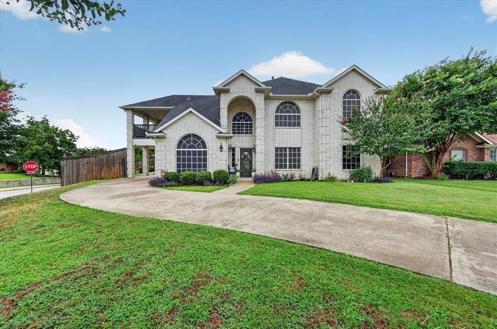851 Bridle Path