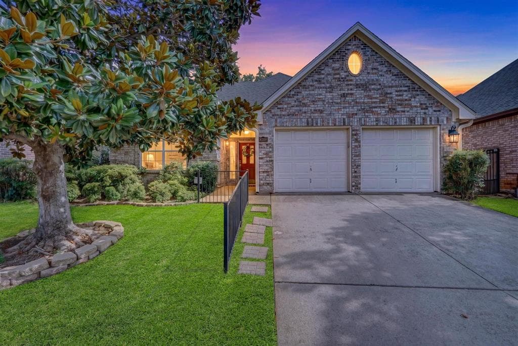 3208 Village Oak Dr