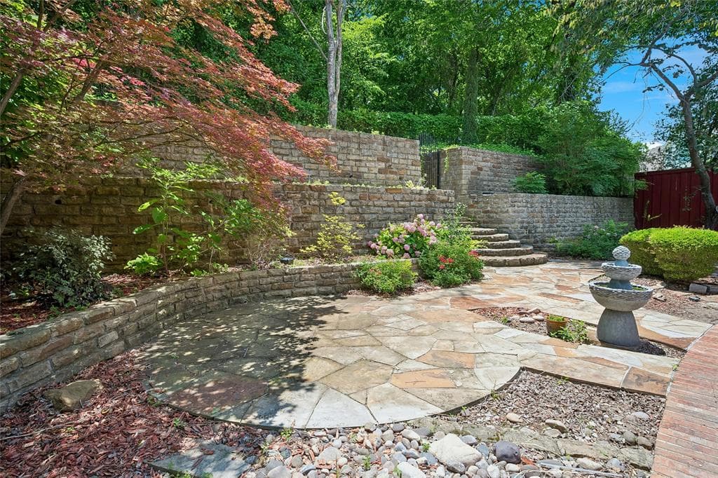 8141 Rosemont Dr