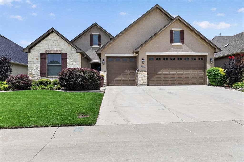 9508 Banded Iron Ln