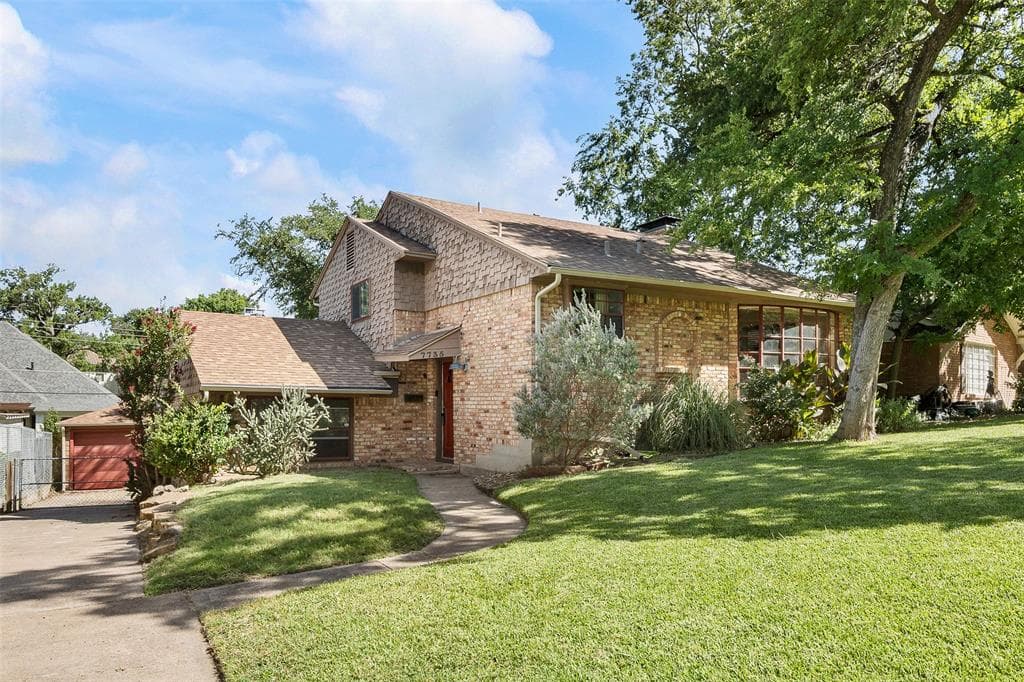7735 Deer Trail Dr