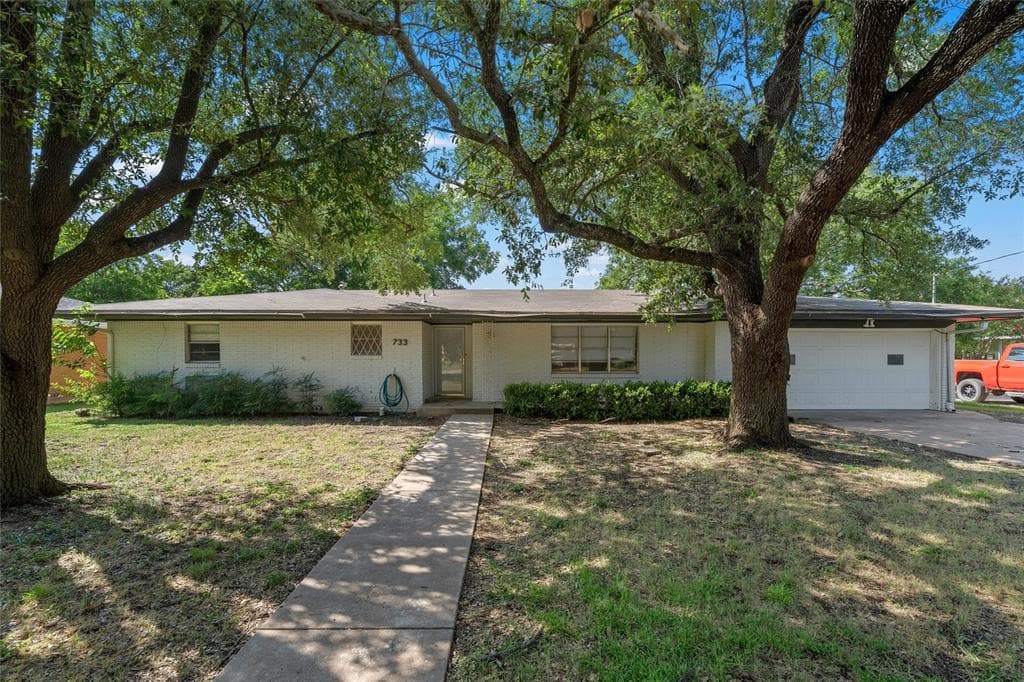 733 W 5th St
