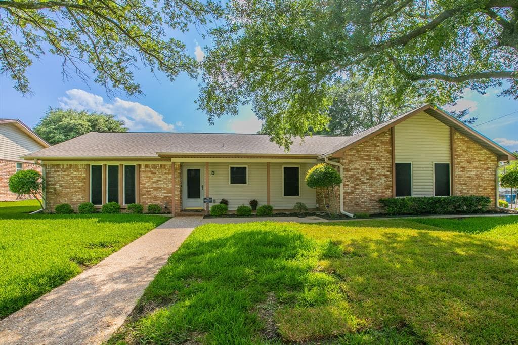 241 Travis Ln