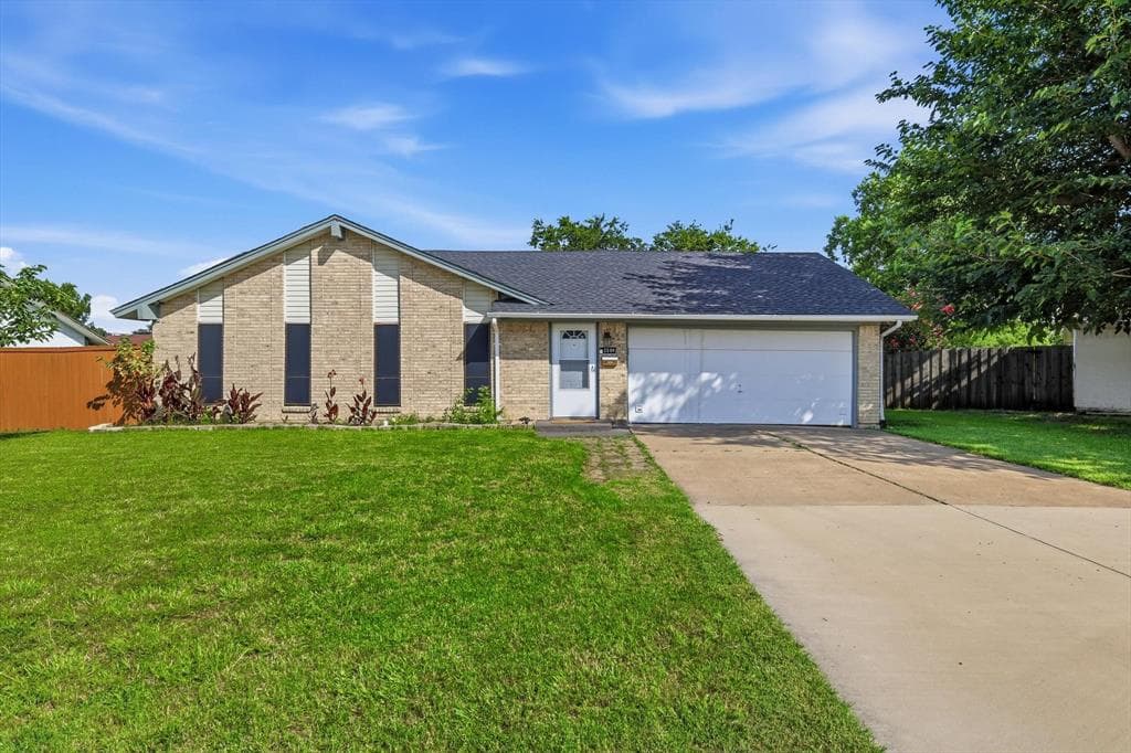 2304 Greenwood Cir