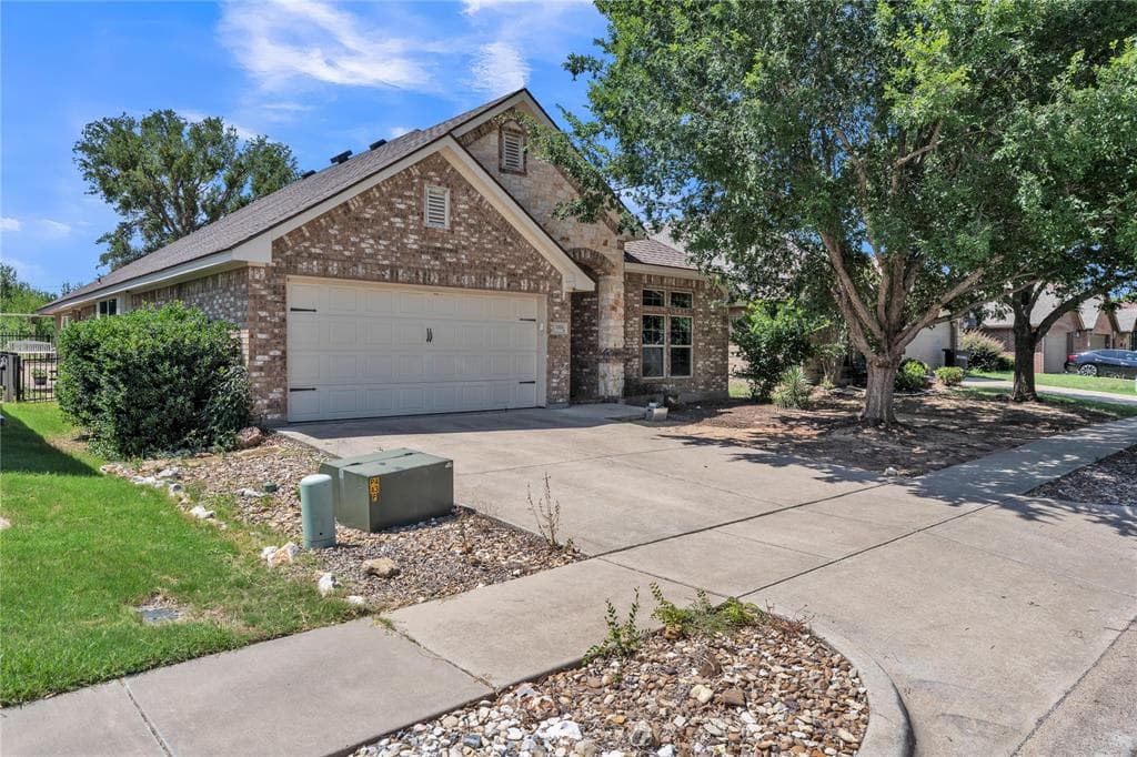 1321 Lauren Ln