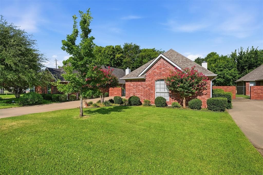 2704 Rex Cruse Dr