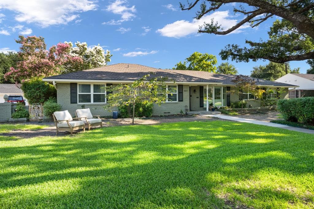 807 Clearwater Dr