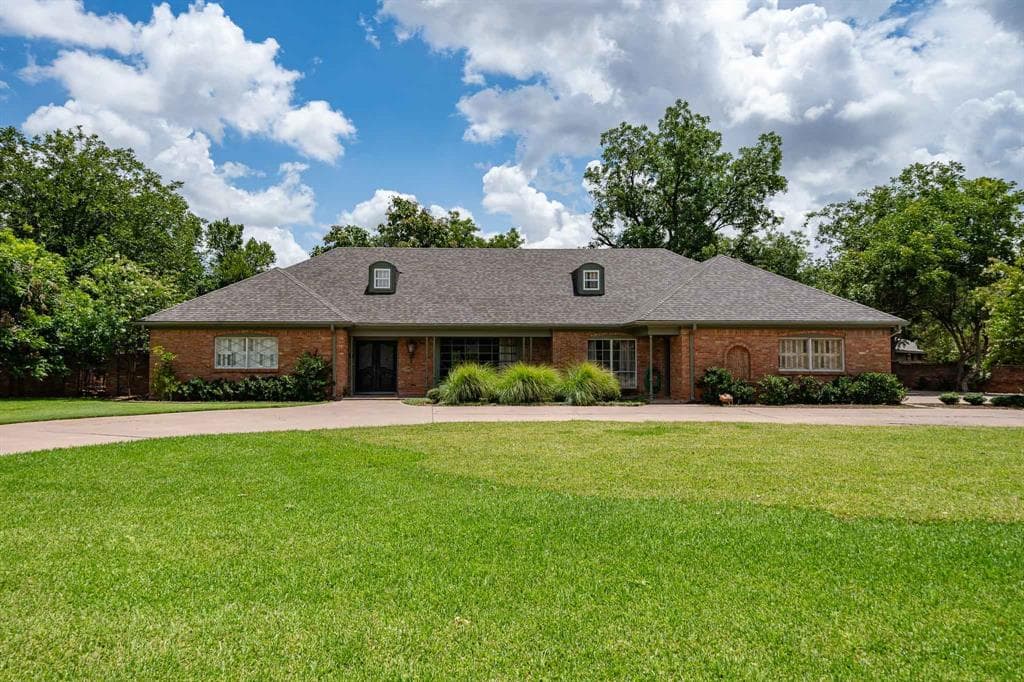 1825 Elmwood Dr